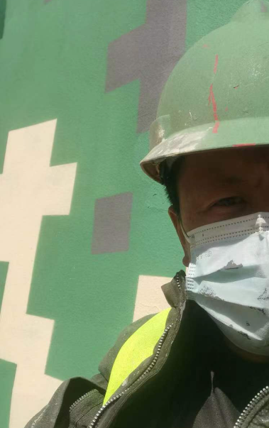 石柱迷彩漆未完全固化；